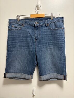 NWT Duluth Mid Rise Women’s DuluthFlex Daily Denim Bermuda Shorts Size 16
